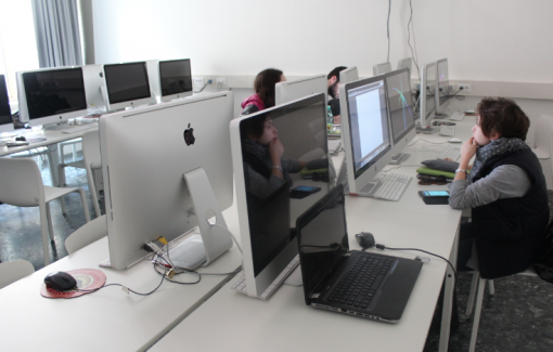 Studenti al computer IED Firenze
